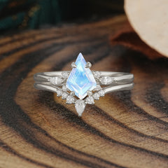 Classic Retro Luxury 4-Prong Kite-Cut Natural Moonstone Stackable Ring Set