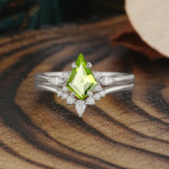 Classic Retro Luxury 4-Prong Kite-Cut Peridot Stackable Ring Set