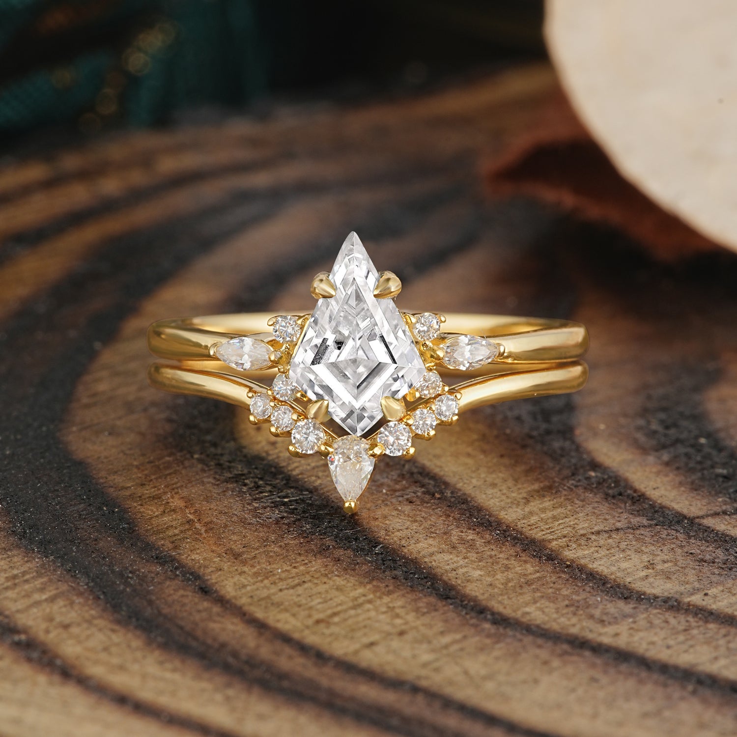 Classic Retro Luxury 4-Prong Kite-Cut Moissanite Bridal Ring Set