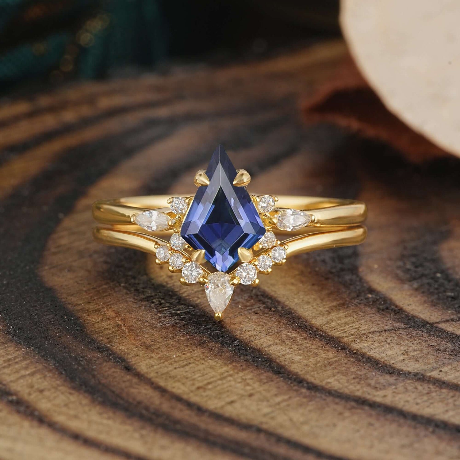 Classic Retro Luxury 4-Prong Kite-Cut Natural Tanzanite Bridal Ring Set