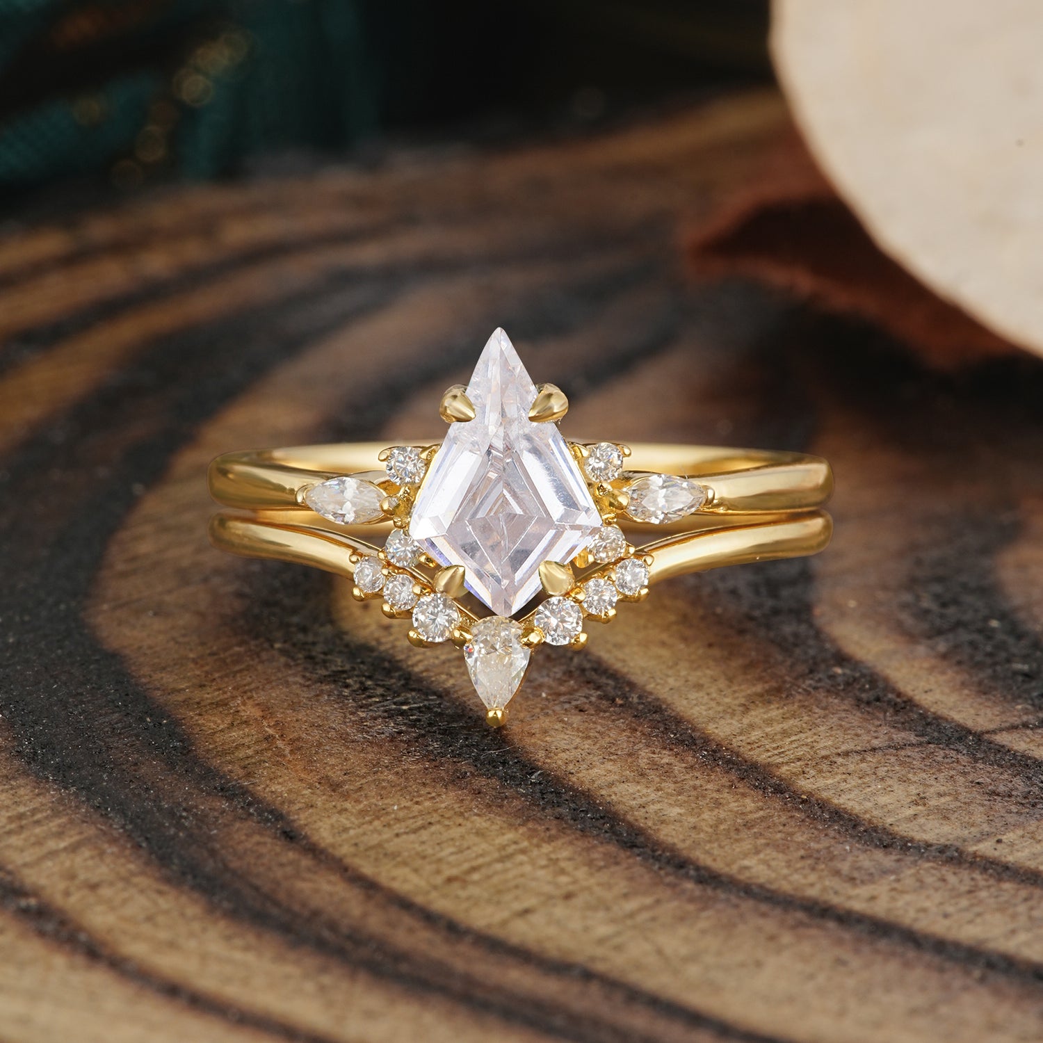 Classic Retro Luxury 4-Prong Kite-Cut Lab Diamond Bridal Ring Set