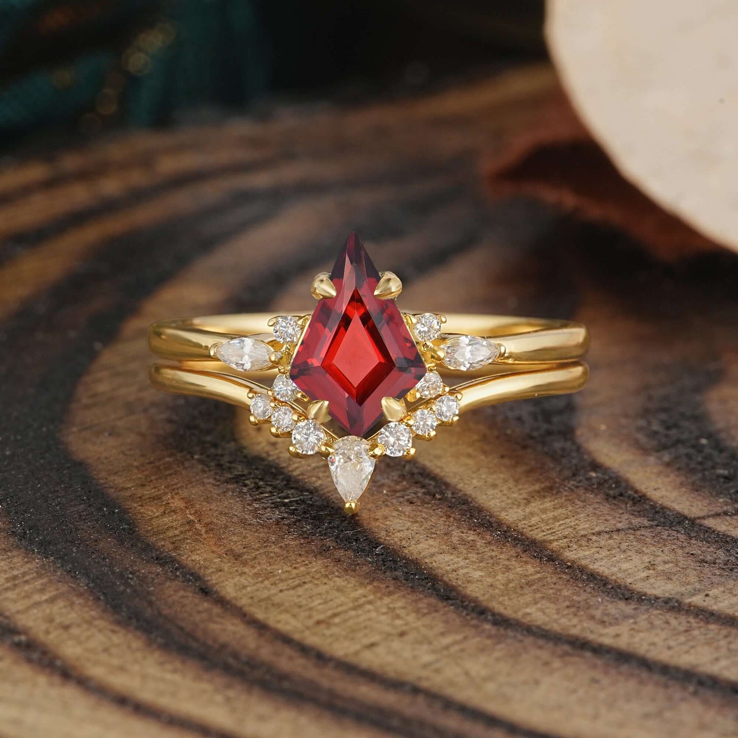 Classic Retro Luxury 4-Prong Kite-Cut Natural Garnet Bridal Ring Set