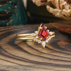 Classic Retro Luxury 4-Prong Kite-Cut Natural Garnet Stackable Ring Set