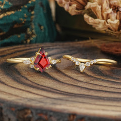 Classic Retro Luxury 4-Prong Kite-Cut Natural Garnet Stackable Ring Set