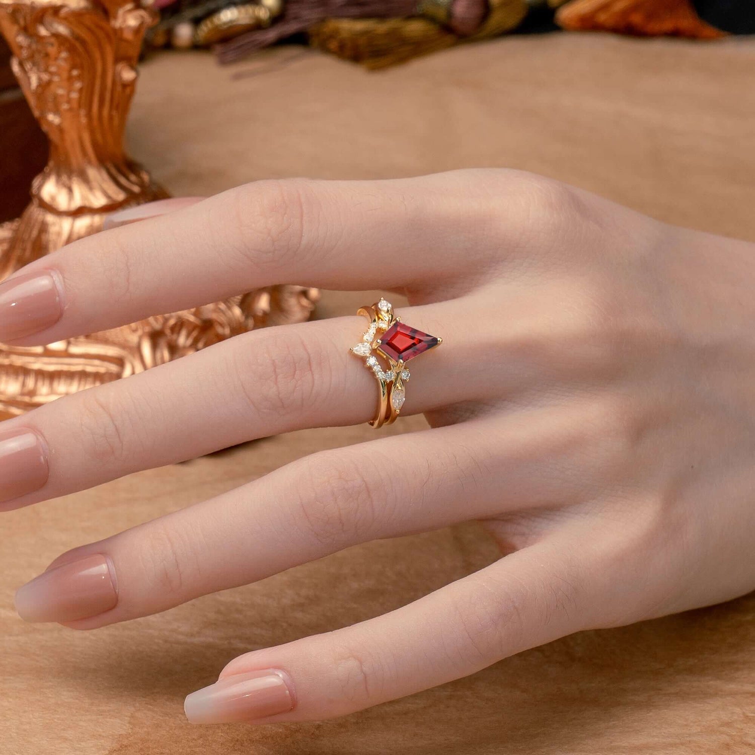 Classic Retro Luxury 4-Prong Kite-Cut Natural Garnet Bridal Ring Set
