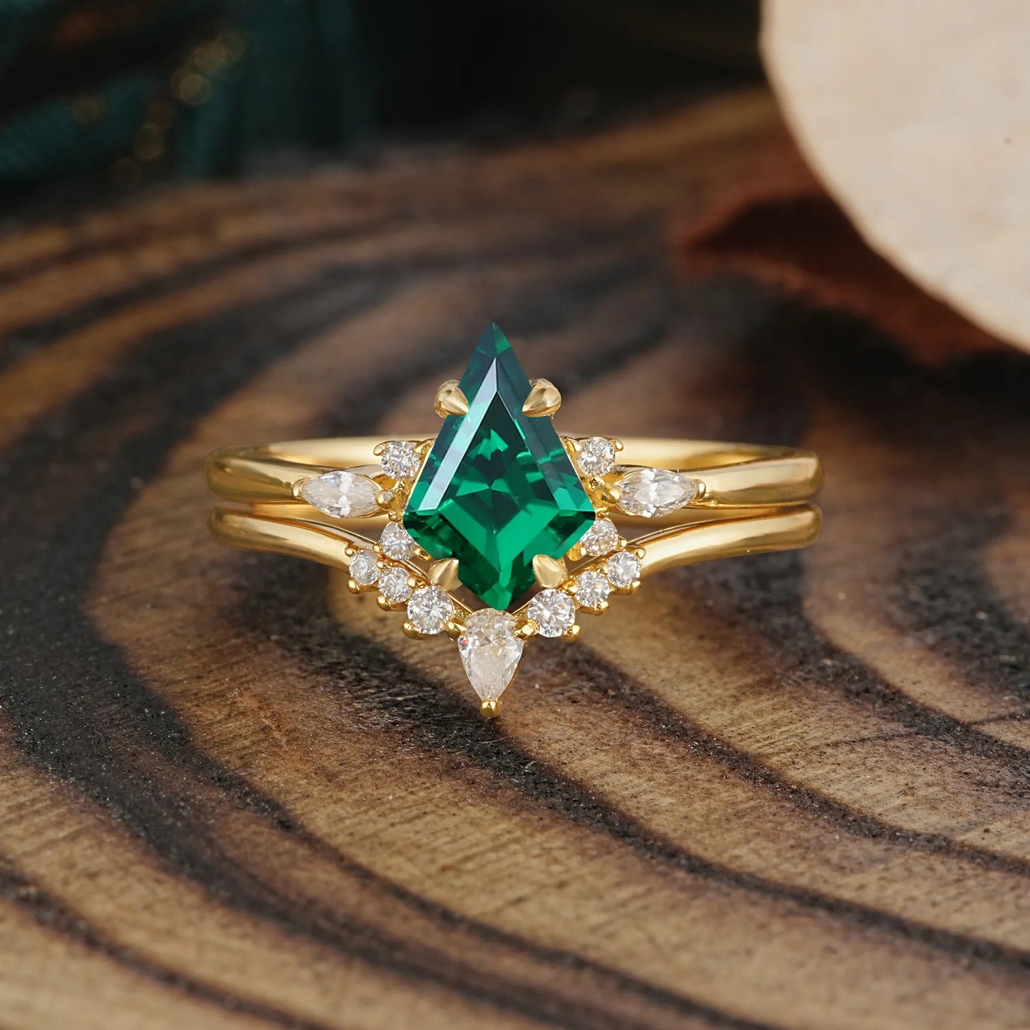 Classic Retro Luxury 4-Prong Kite-Cut Emerald Bridal Ring Set