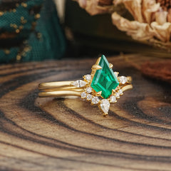 Classic Retro Luxury 4-Prong Kite-Cut Emerald Stackable Ring Set