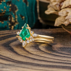 Classic Retro Luxury 4-Prong Kite-Cut Emerald Stackable Ring Set