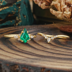 Classic Retro Luxury 4-Prong Kite-Cut Emerald Stackable Ring Set
