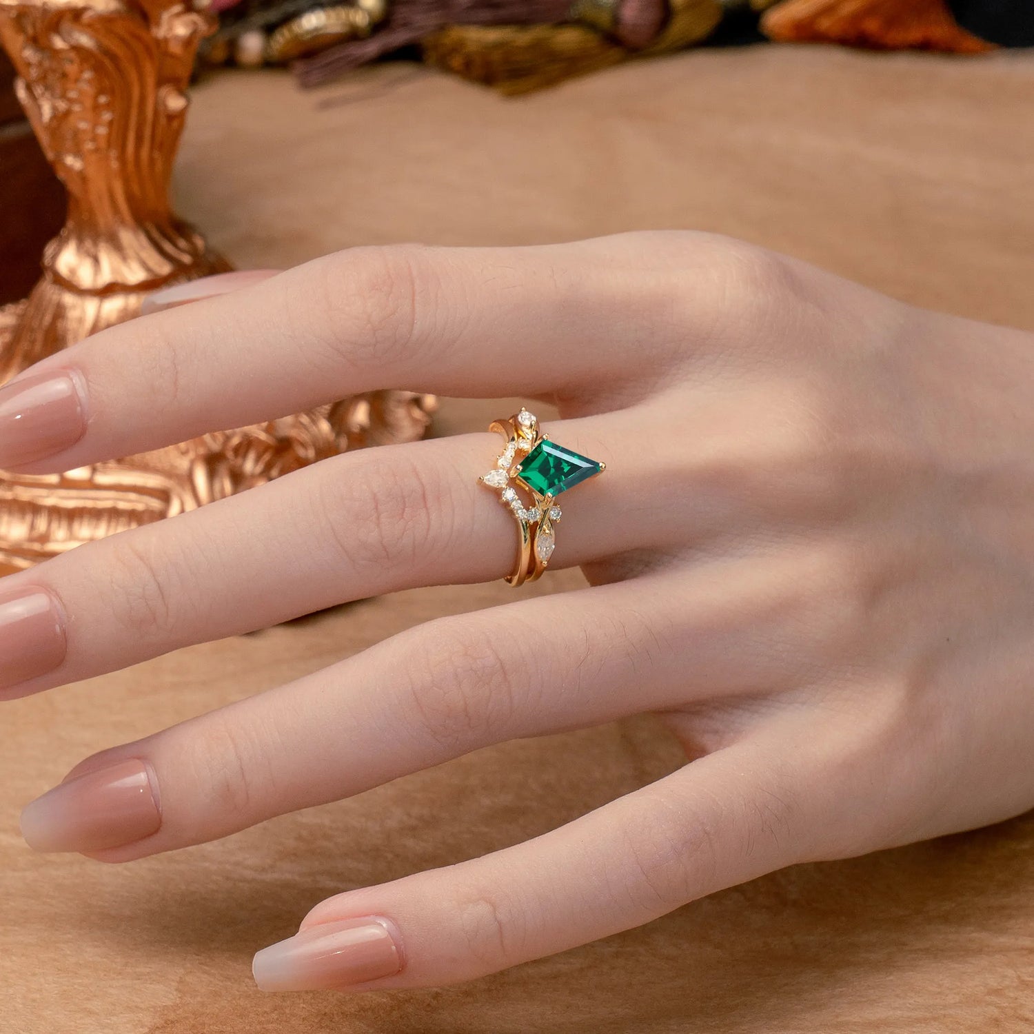 Classic Retro Luxury 4-Prong Kite-Cut Emerald Bridal Ring Set