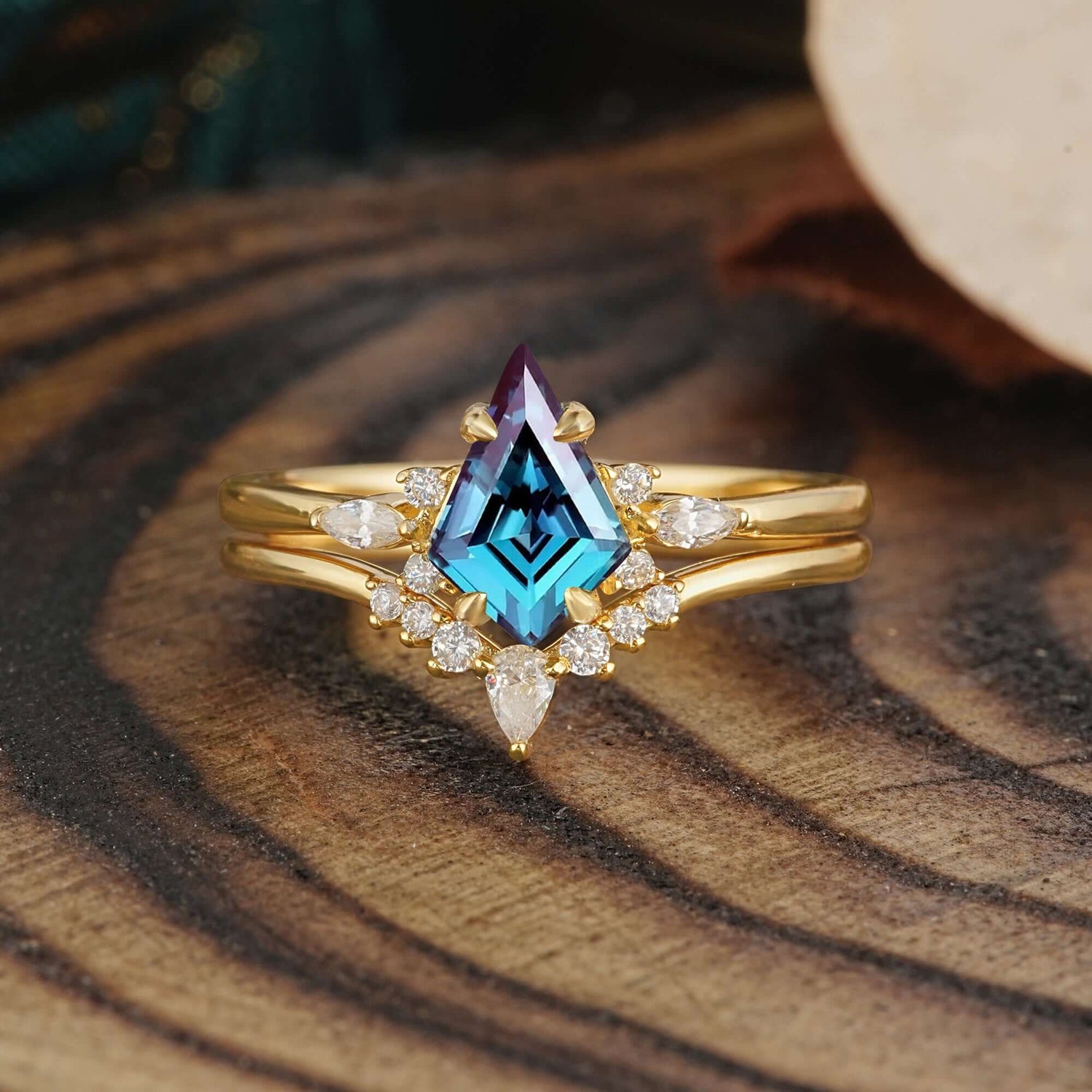Classic Retro Luxury 4-Prong Kite-Cut Alexandrite Bridal Ring Set