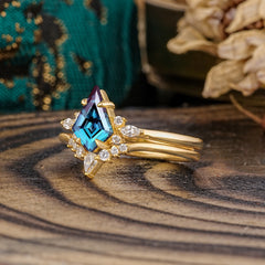 Classic Retro Luxury 4-Prong Kite-Cut Alexandrite Stackable Ring Set