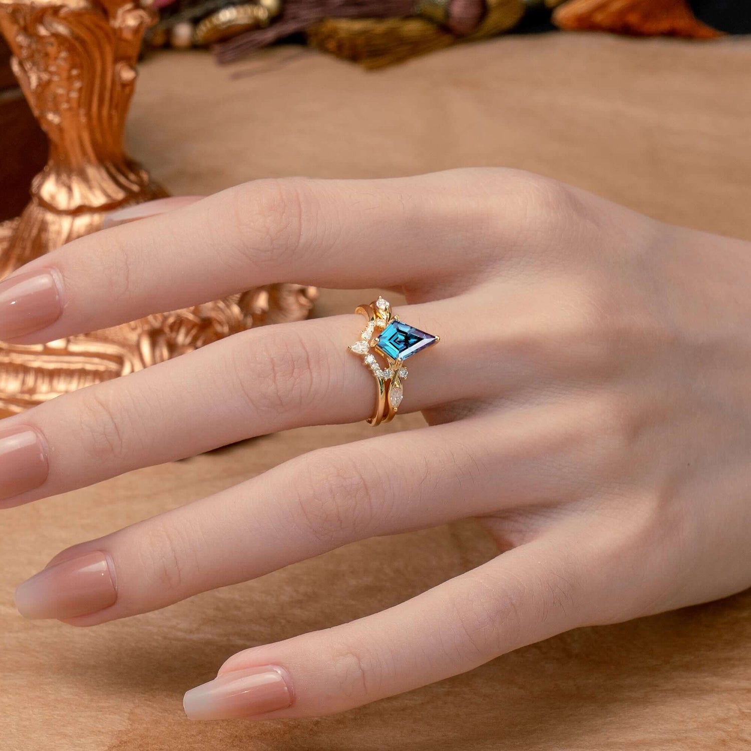 Classic Retro Luxury 4-Prong Kite-Cut Alexandrite Bridal Ring Set