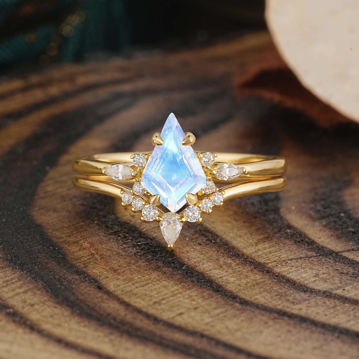 Classic Retro Luxury 4-Prong Kite-Cut Natural Moonstone Bridal Ring Set