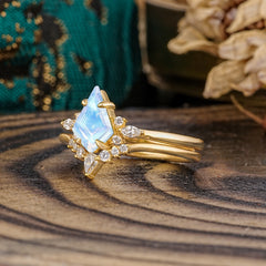 Classic Retro Luxury 4-Prong Kite-Cut Natural Moonstone Stackable Ring Set