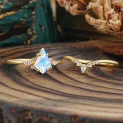 Classic Retro Luxury 4-Prong Kite-Cut Natural Moonstone Stackable Ring Set
