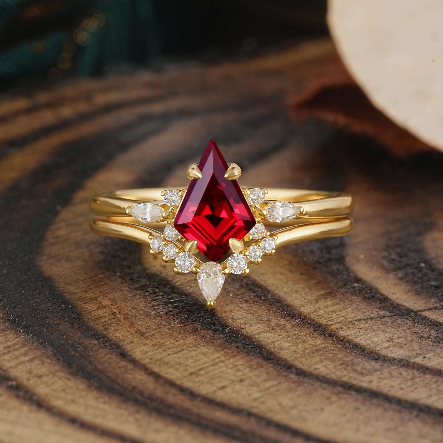 Classic Retro Luxury 4-Prong Kite-Cut Ruby Bridal Ring Set