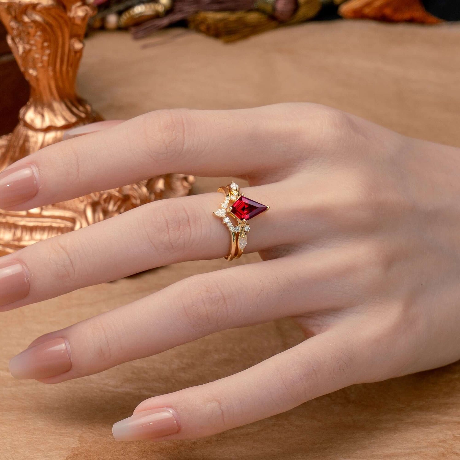 Classic Retro Luxury 4-Prong Kite-Cut Ruby Bridal Ring Set