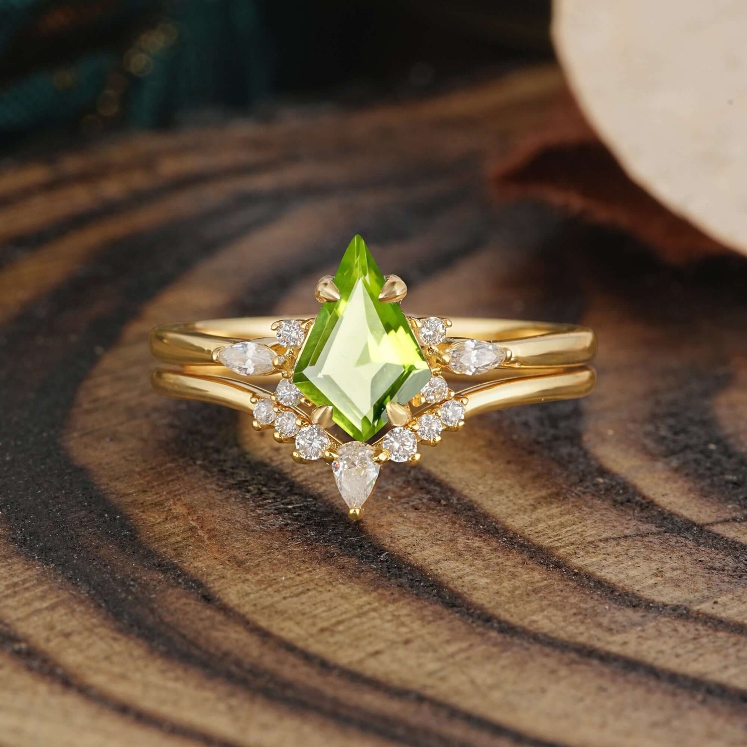 Classic Retro Luxury 4-Prong Kite-Cut Peridot Bridal Ring Set