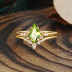 Classic Retro Luxury 4-Prong Kite-Cut Peridot Stackable Ring Set