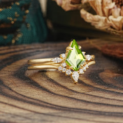 Classic Retro Luxury 4-Prong Kite-Cut Peridot Stackable Ring Set