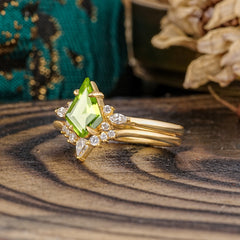 Classic Retro Luxury 4-Prong Kite-Cut Peridot Stackable Ring Set