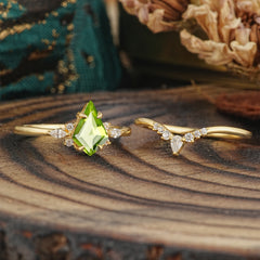Classic Retro Luxury 4-Prong Kite-Cut Peridot Stackable Ring Set