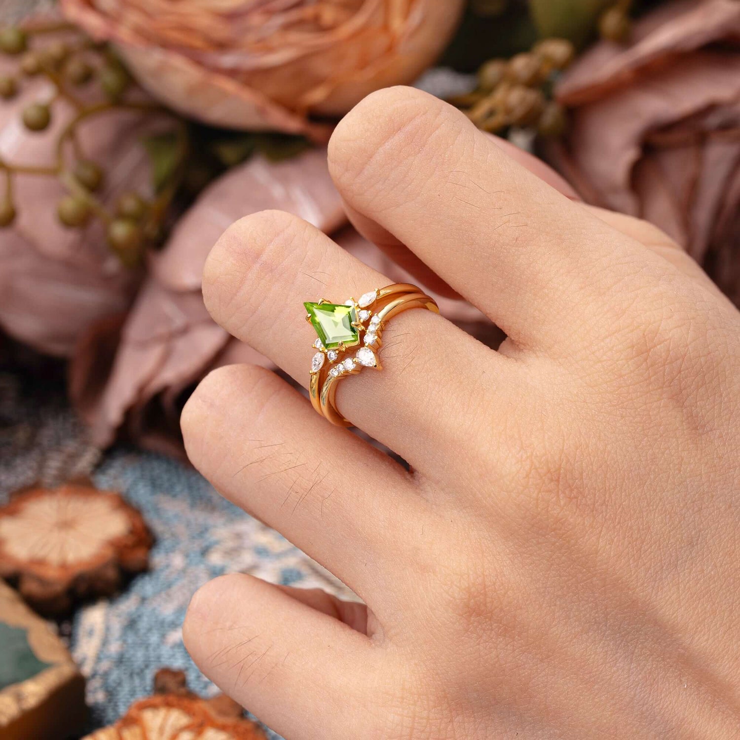 Classic Retro Luxury 4-Prong Kite-Cut Peridot Bridal Ring Set