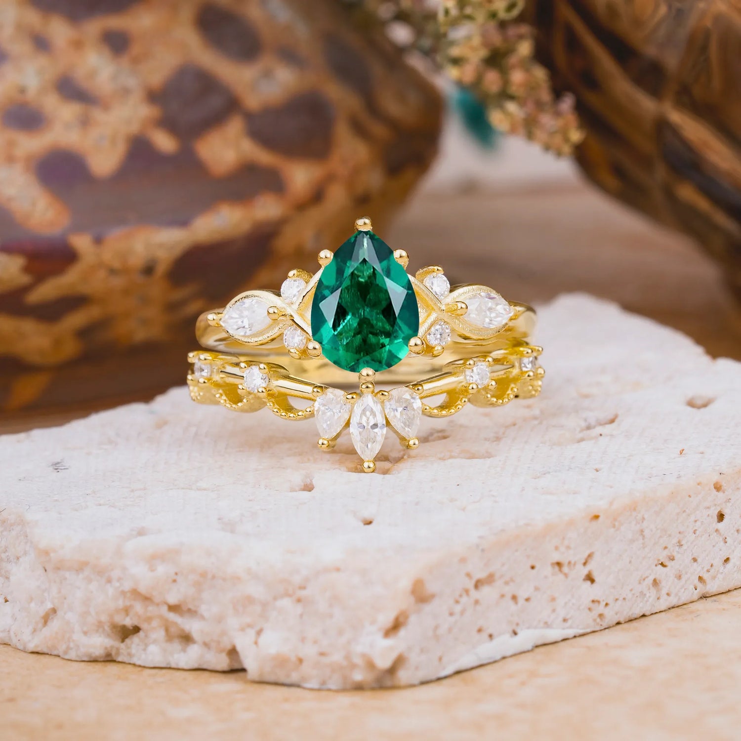6 Prong Romantic Vine Themed Pear Cut Emerald Bridal Ring Set
