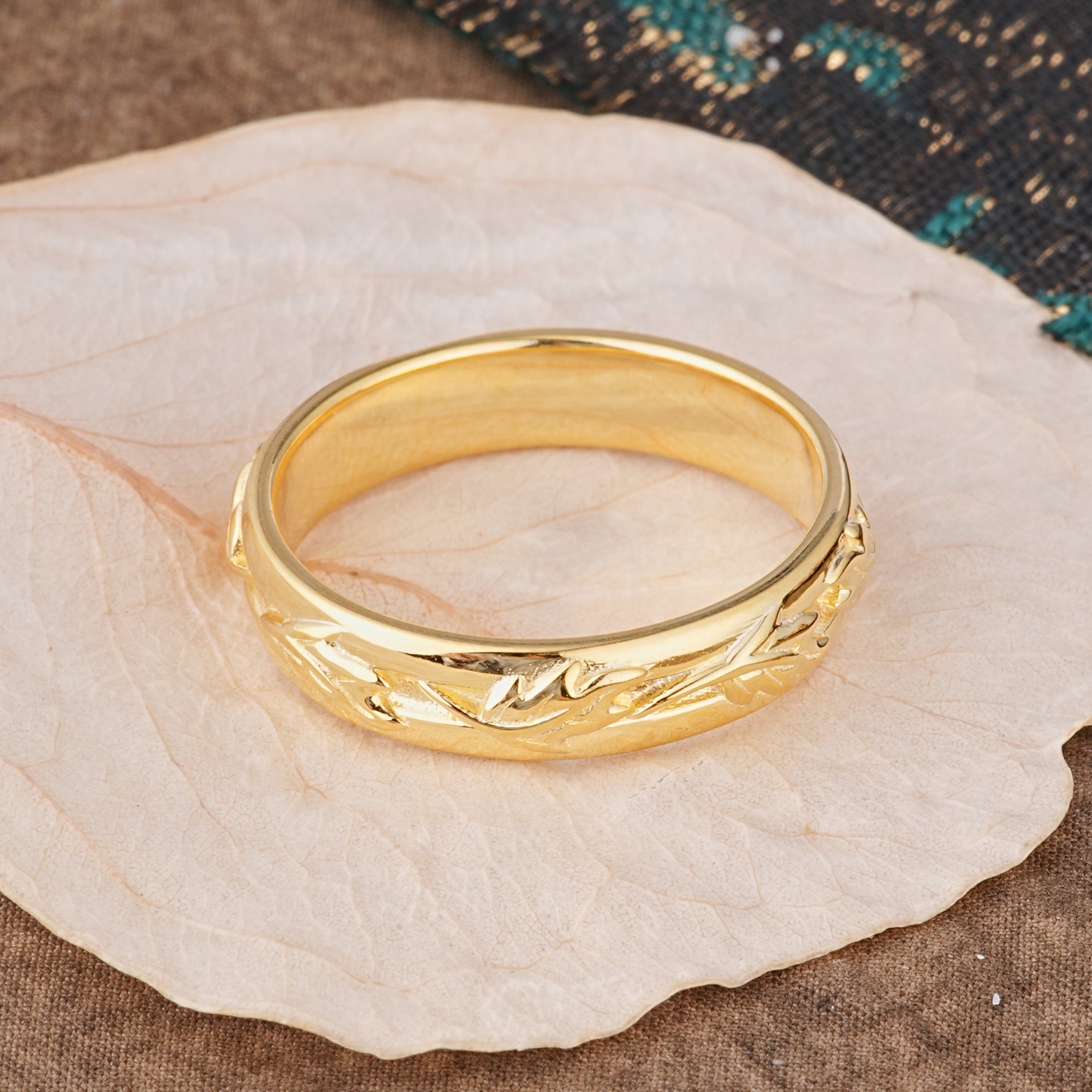 Vintage Leaf Engraved Men's Wedding Band - Additional view