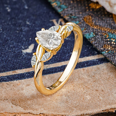 Exquisite 4-Prong Pear Cut Moissanite Engagement Ring