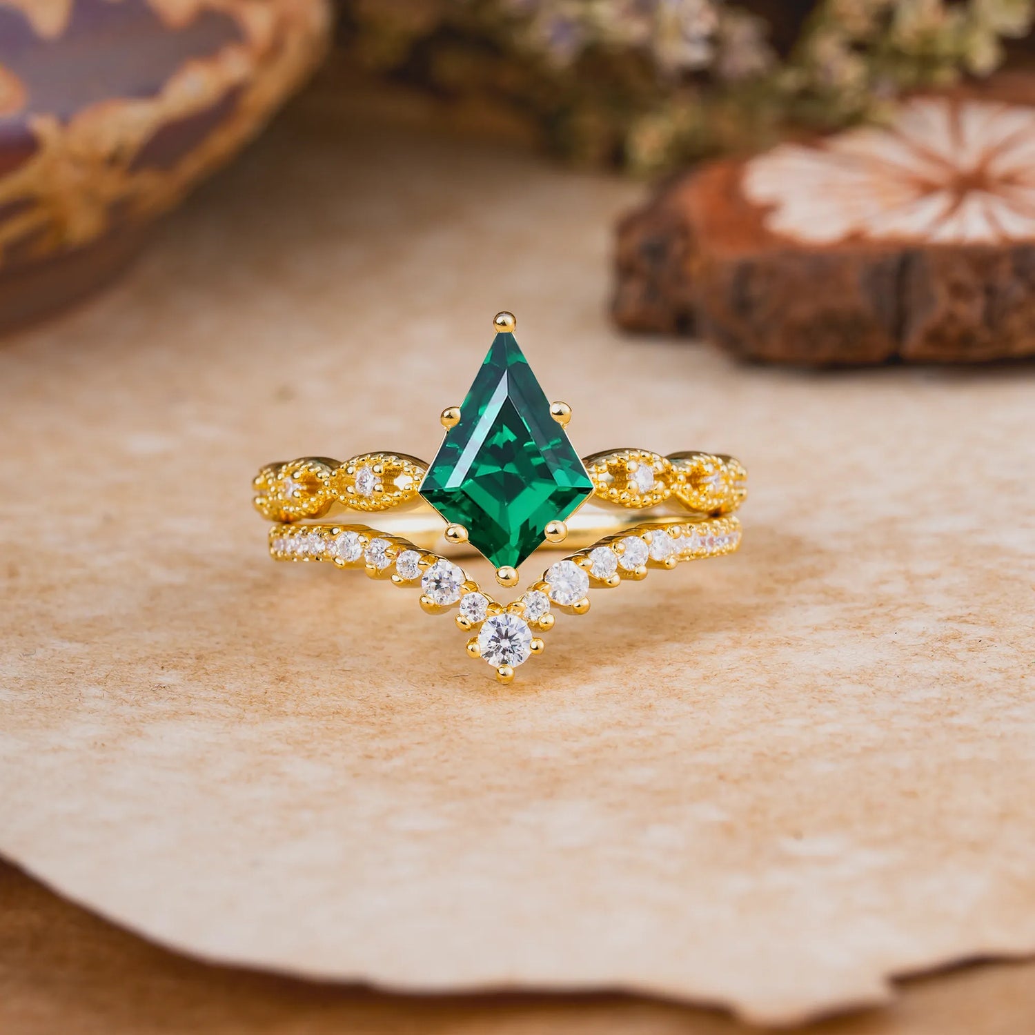 Luxury Vintage 6-Prong Kite-Cut Emerald Bridal Ring Set