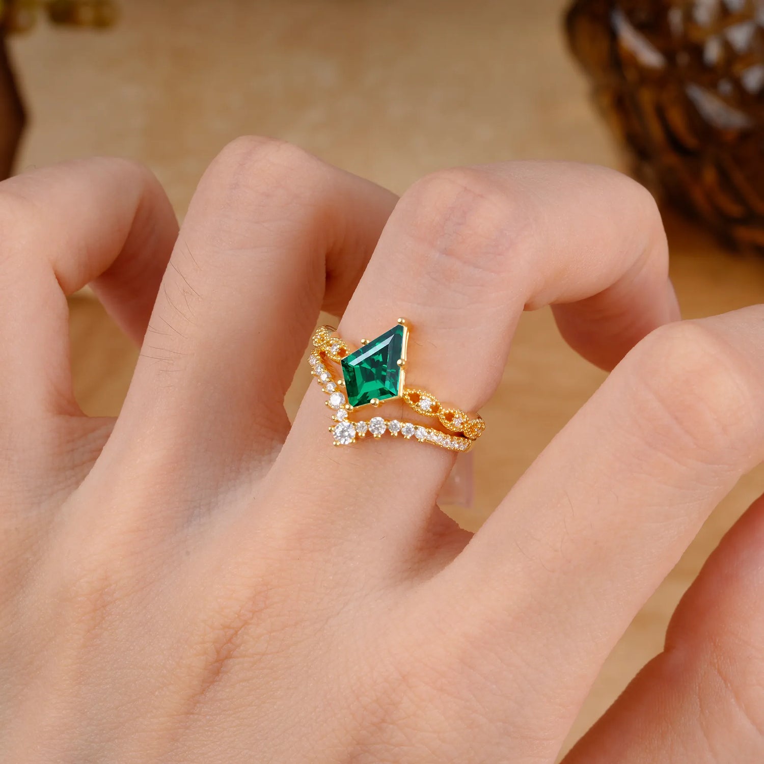 Luxury Vintage 6-Prong Kite-Cut Emerald Bridal Ring Set
