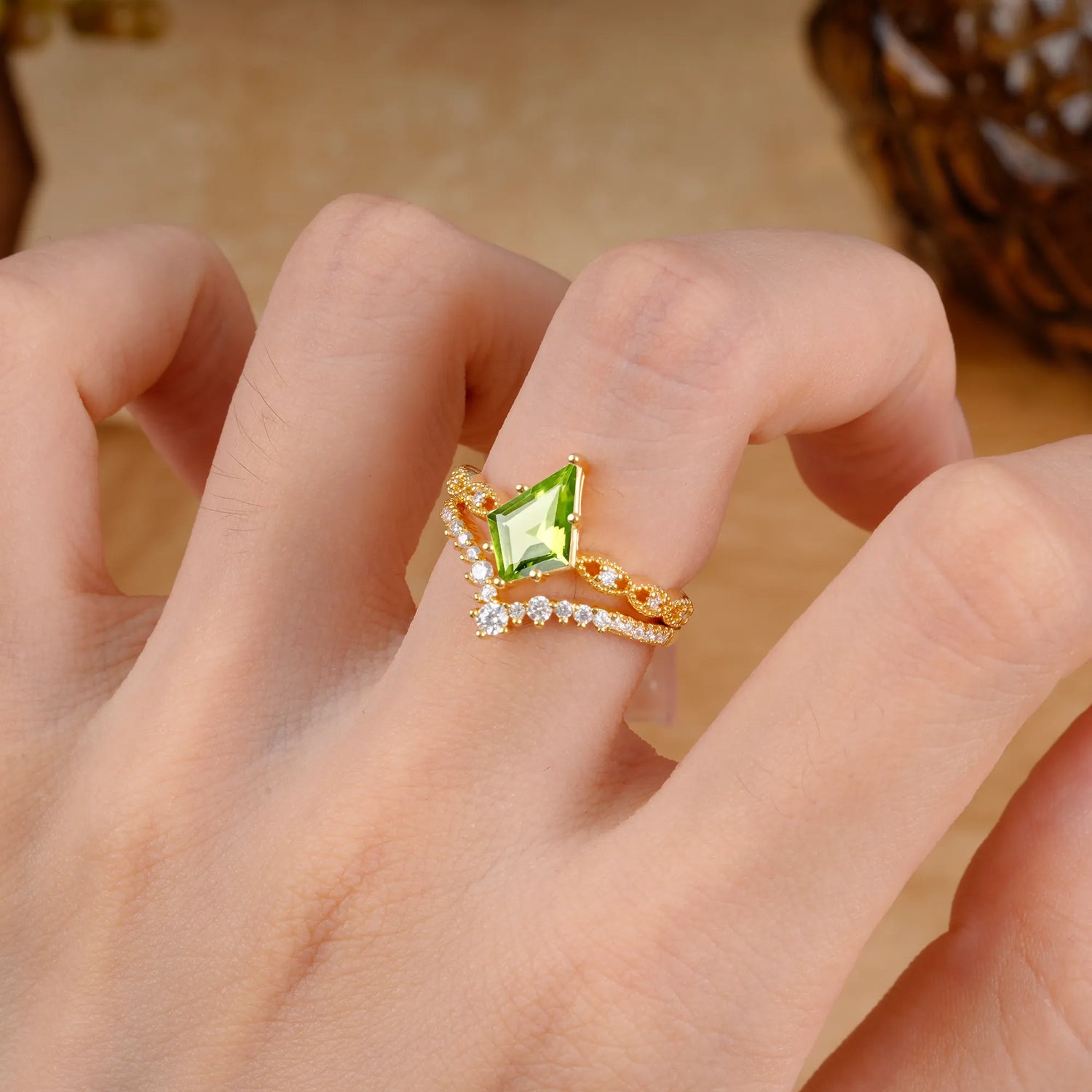 Luxury Vintage 6-Prong Kite-Cut Peridot Engagement Ring Set