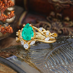 Luxury Nature-Inspired Pear Cut Vintage White 4 Prong Emerald Ring Pave Engagement Ring Set