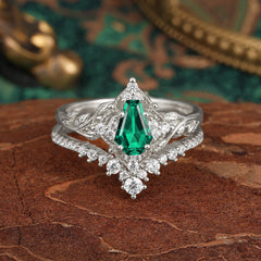 Minimalist Vintage 4-Prong Coffin-Cut Emerald Engagement Ring Set