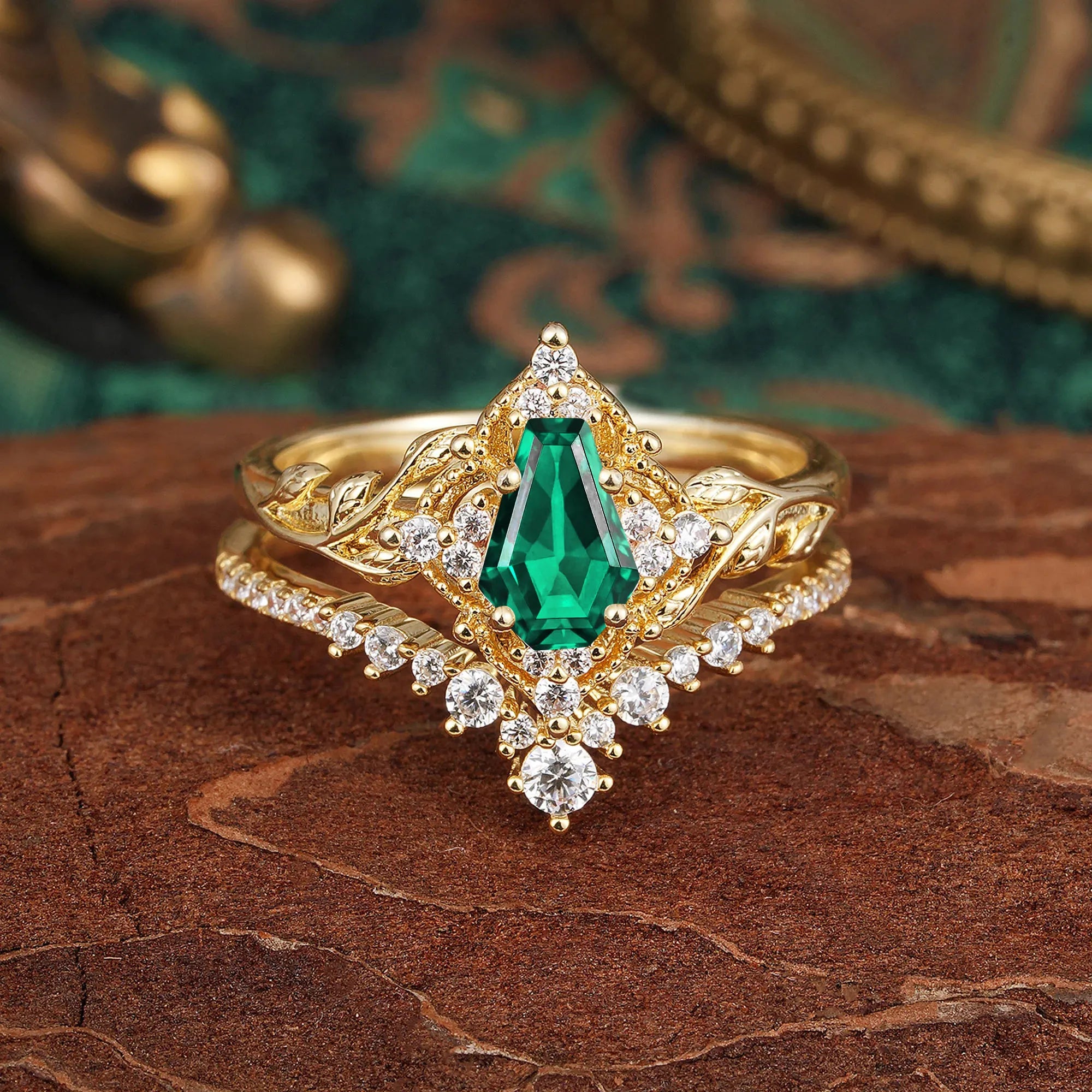 Minimalist Vintage 4-Prong Coffin-Cut Emerald Engagement Ring Set - Romalar Jewelry
