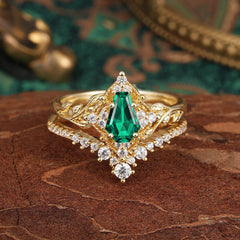 Minimalist Vintage 4-Prong Coffin-Cut Emerald Engagement Ring Set