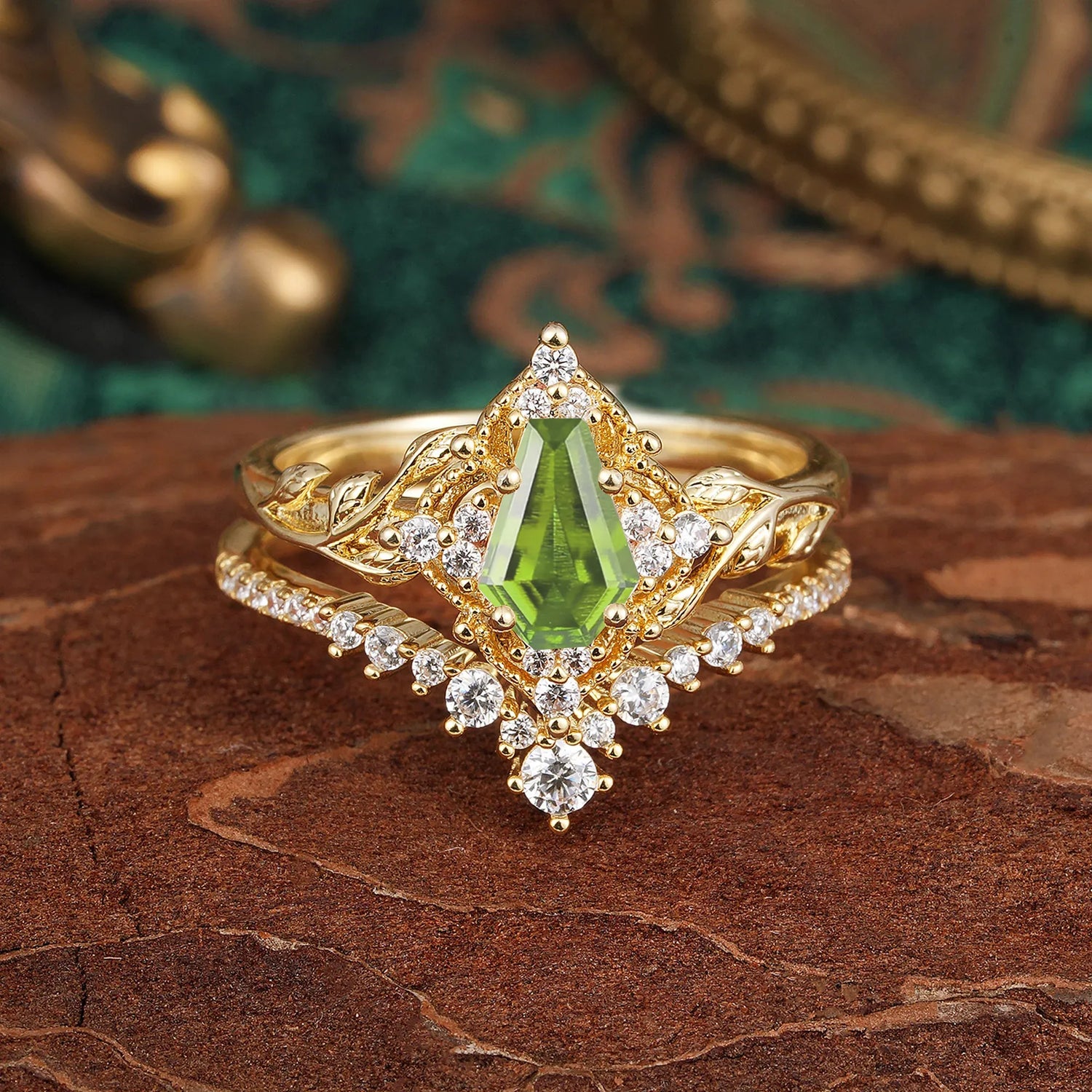 Minimalist Vintage 4-Prong Coffin-Cut Peridot Engagement Ring Set