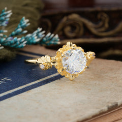 Classic Vintage 4-Prong Round Moissanite Engagement Ring