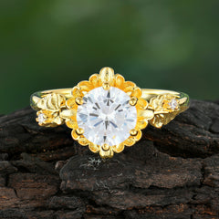 Classic Vintage 4-Prong Round Moissanite Engagement Ring