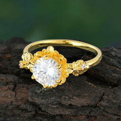 Classic Vintage 4-Prong Round Moissanite Engagement Ring