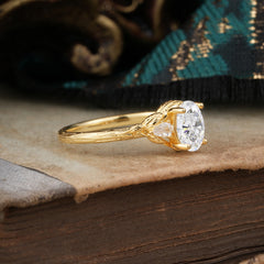 Timeless Classic Nature-Inspired 4-Prong Oval-Cut Moissanite Engagement Ring