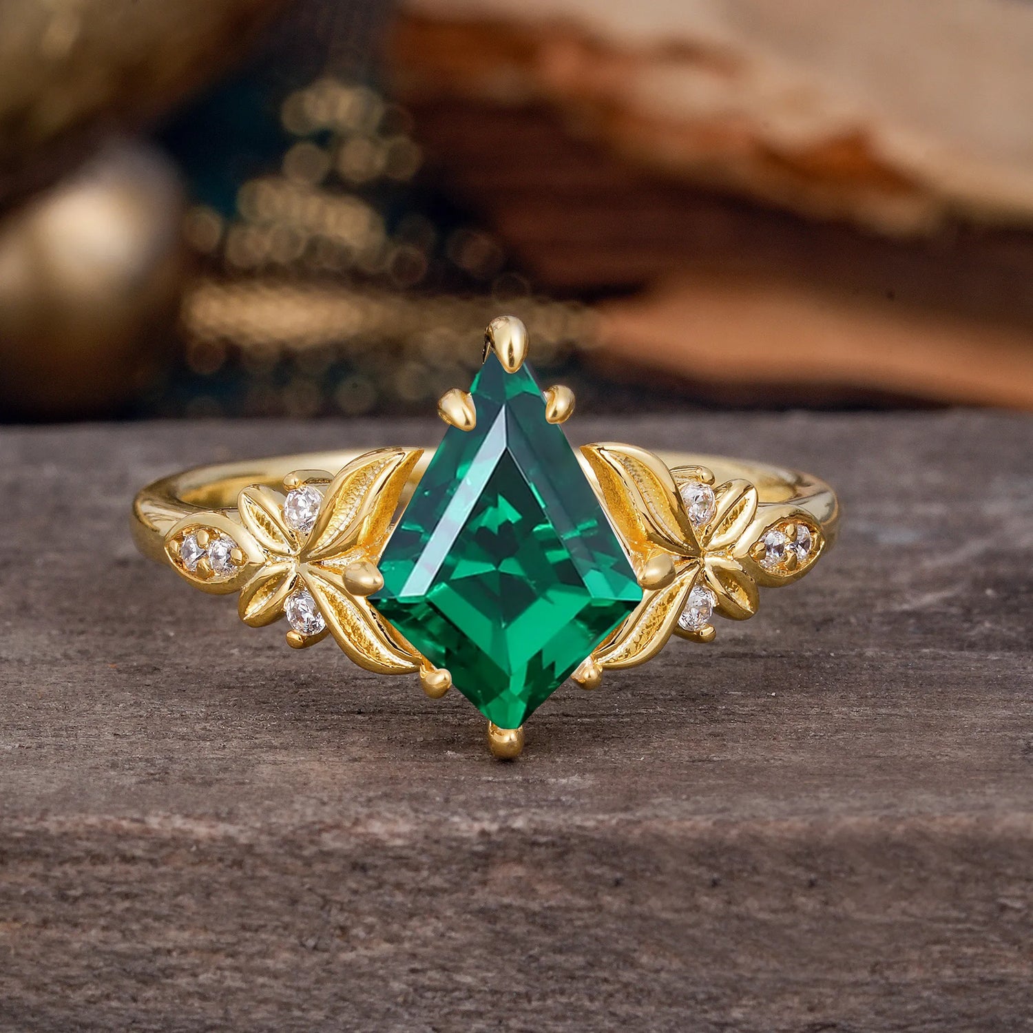 Luxe Vintage 4 Prong Kite-Cut Emerald Engagement Ring - Romalar Jewelry