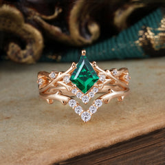 Luxury Vintage 5-Prong Kite-Cut Emerald Engagement Ring Set