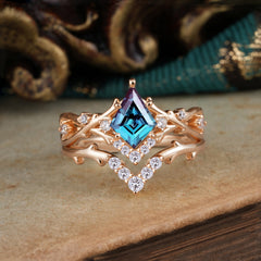 Luxury Vintage 5-Prong Kite-Cut Alexandrite Engagement Ring Set