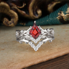 Luxury Vintage 5-Prong Kite-Cut Garnet Engagement Ring Set