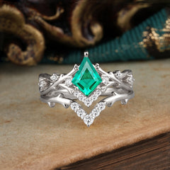 Luxury Vintage 5-Prong Kite-Cut Emerald Engagement Ring Set