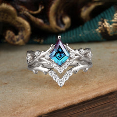 Luxury Vintage 5-Prong Kite-Cut Alexandrite Engagement Ring Set