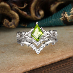 Luxury Vintage 5-Prong Kite-Cut Peridot Engagement Ring Set